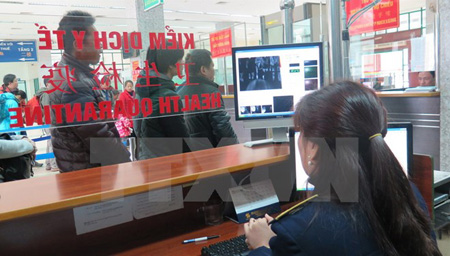 Giám sát chặt chẽ khách xuất nhập cảnh tại cửa khẩu quốc tế Lào Cai bằng máy đo thân nhiệt.